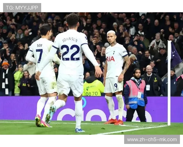 热刺通过无球跑动撕开缝隙，理查利森连续抢下关键点