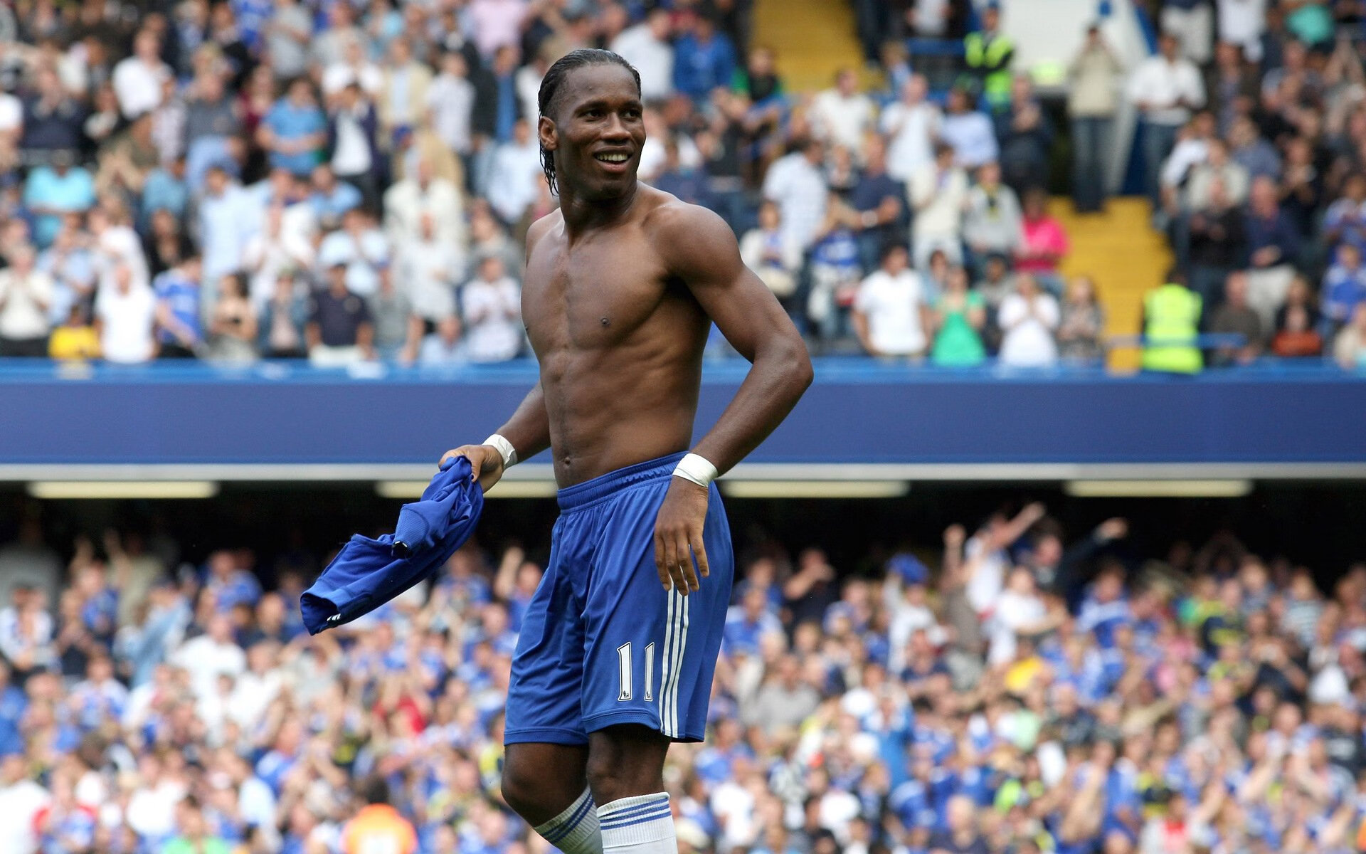 国家队公开训练日吸引万名观众，互动活动大受欢迎，国家队训练在哪