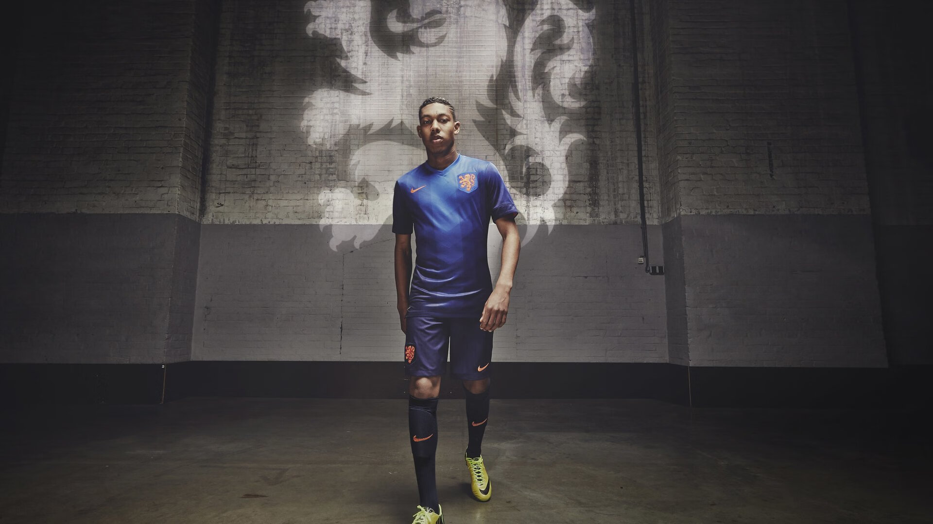 国际足球界推出新比赛规则，增强比赛观赏性和公平性，对于国际足球的赛事比赛球必须有什么标志